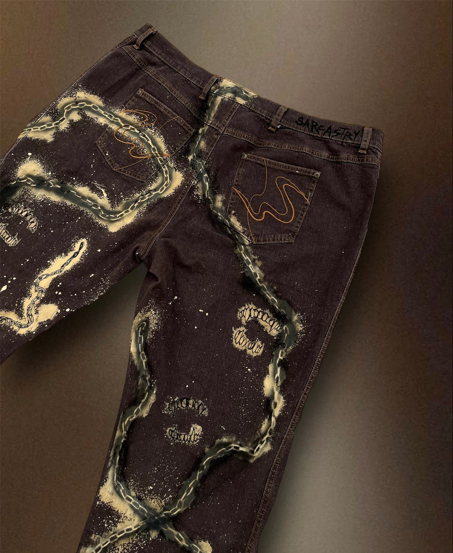 “Teeth chains” bleached brown trousers