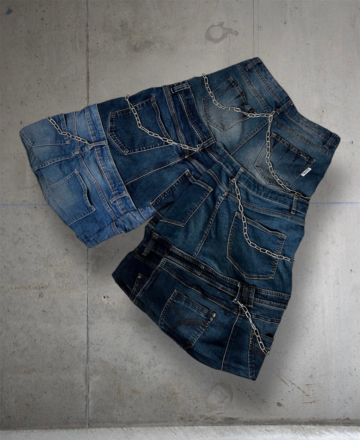 Baggy mid calf jeans with chains and drawings
