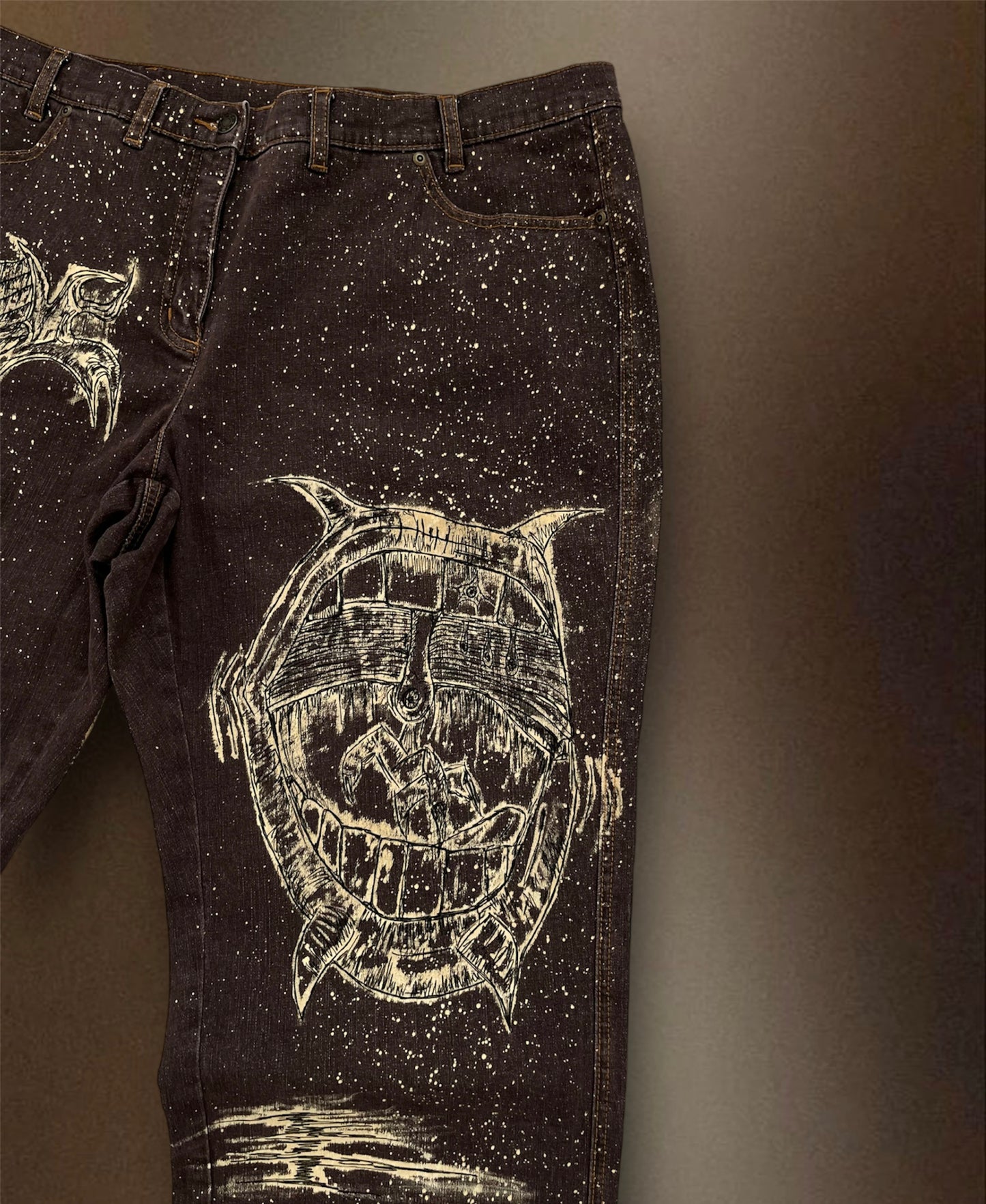 “Teeth chains” bleached brown trousers