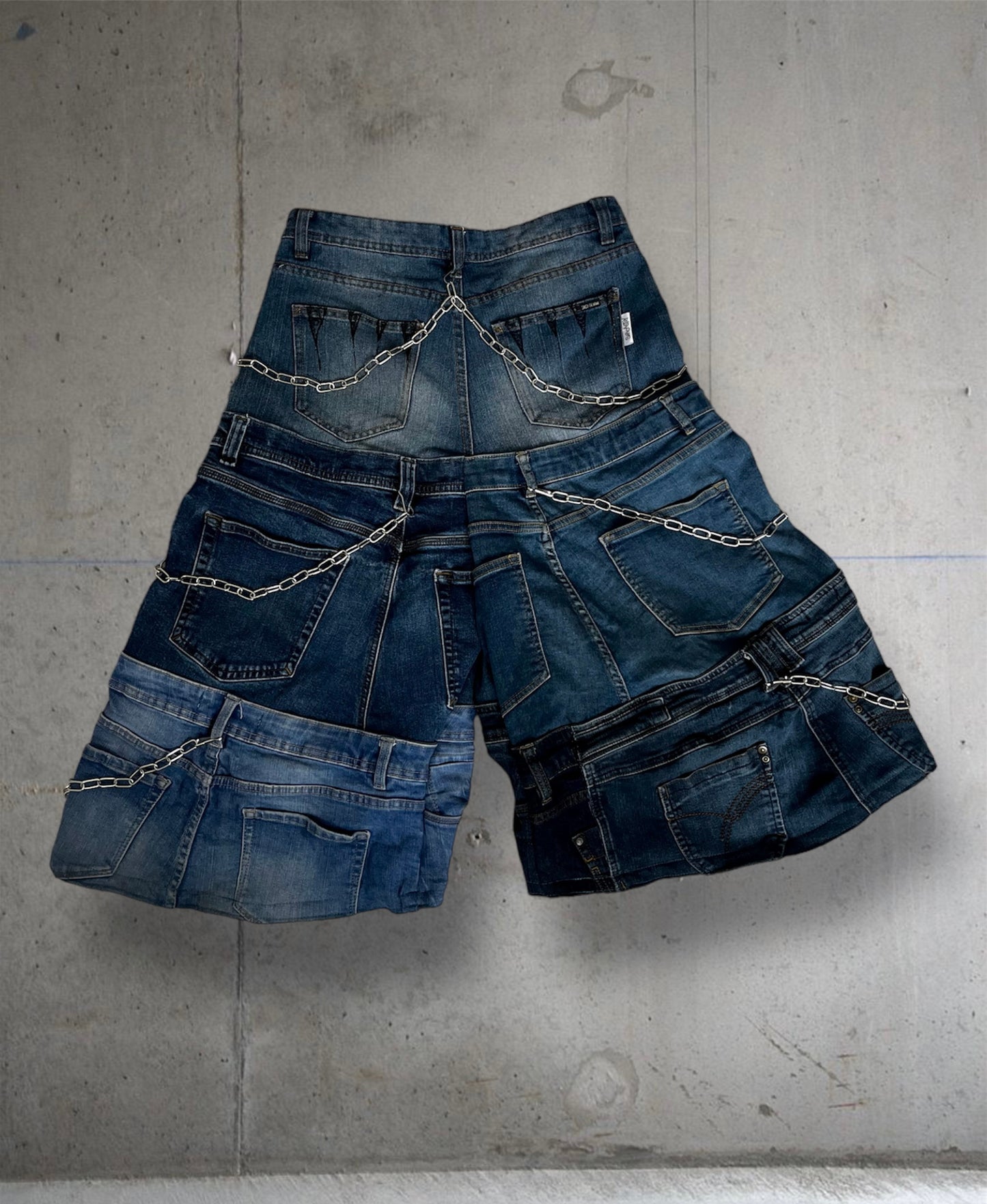 Baggy mid calf jeans with chains and drawings