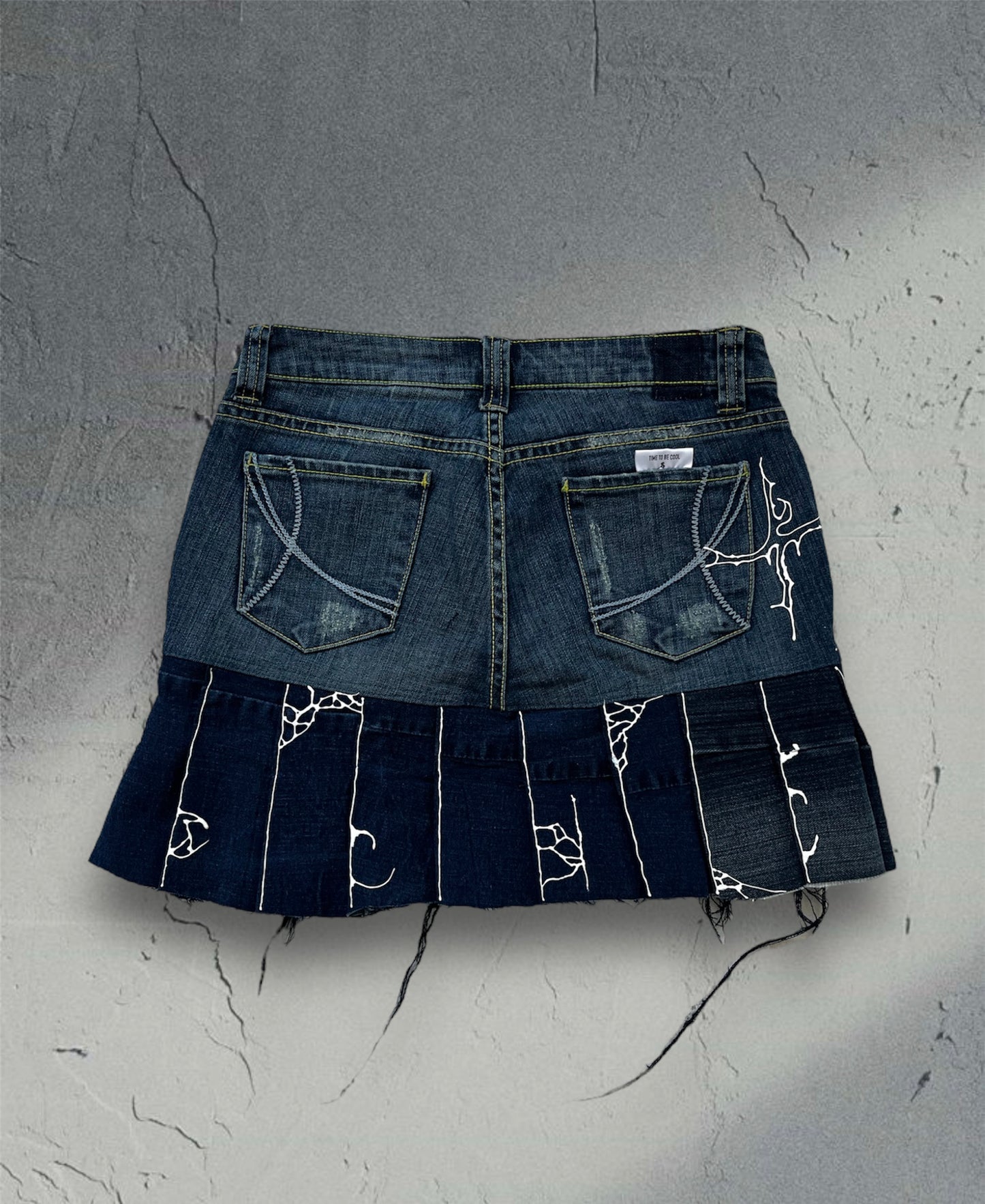 Pleated denim skirt with 3D art