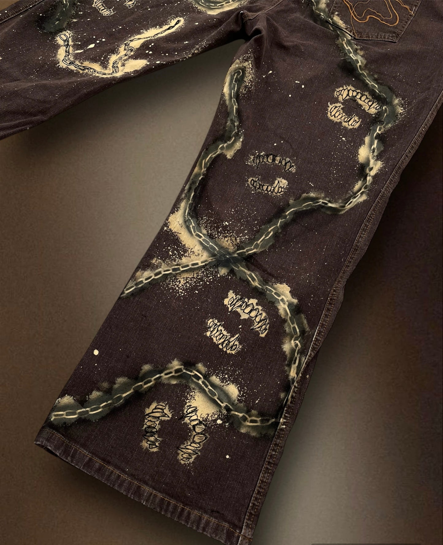 “Teeth chains” bleached brown trousers
