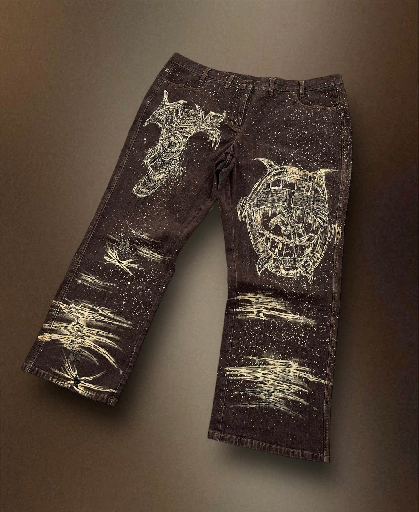 “Teeth chains” bleached brown trousers