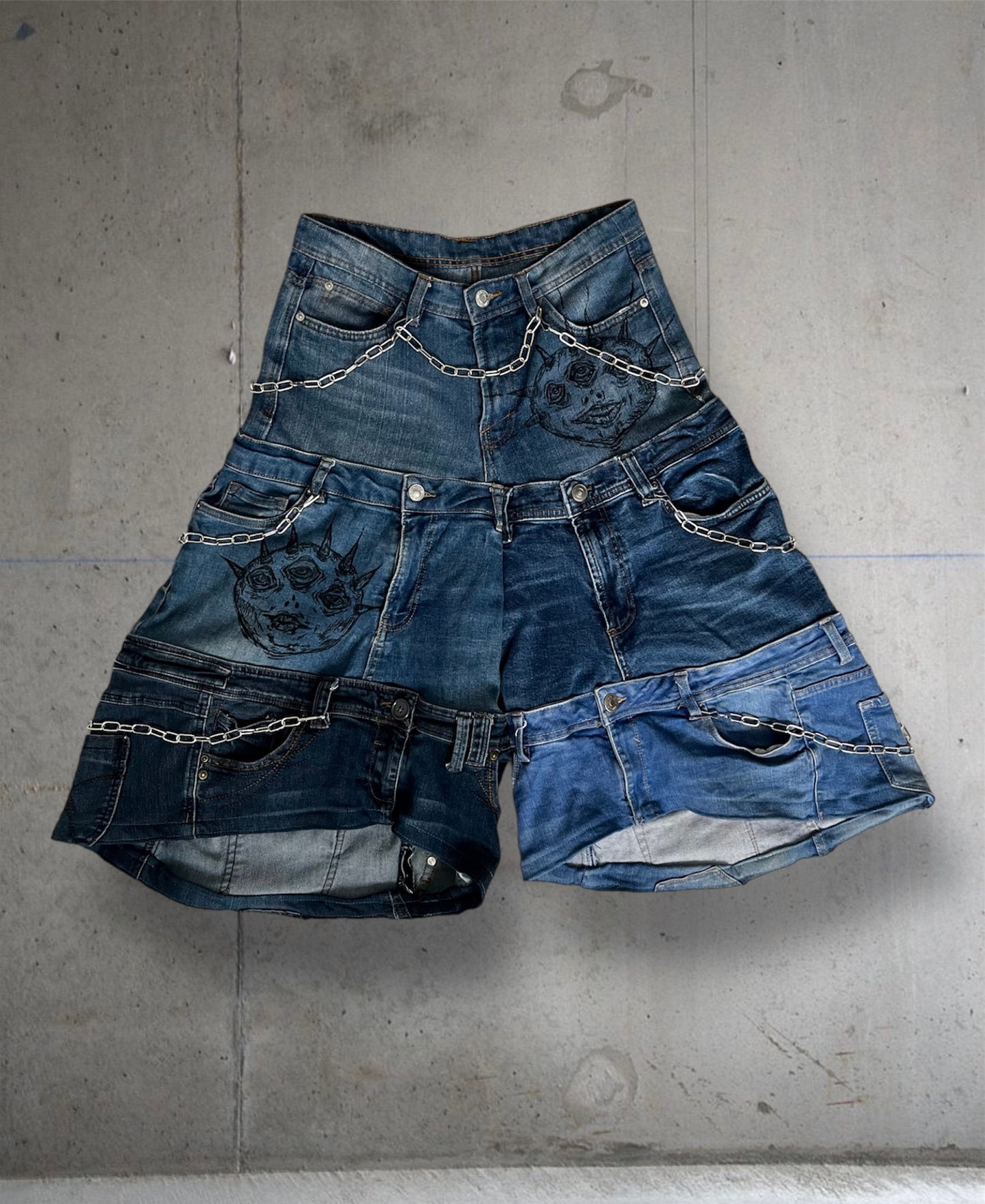 Baggy mid calf jeans with chains and drawings