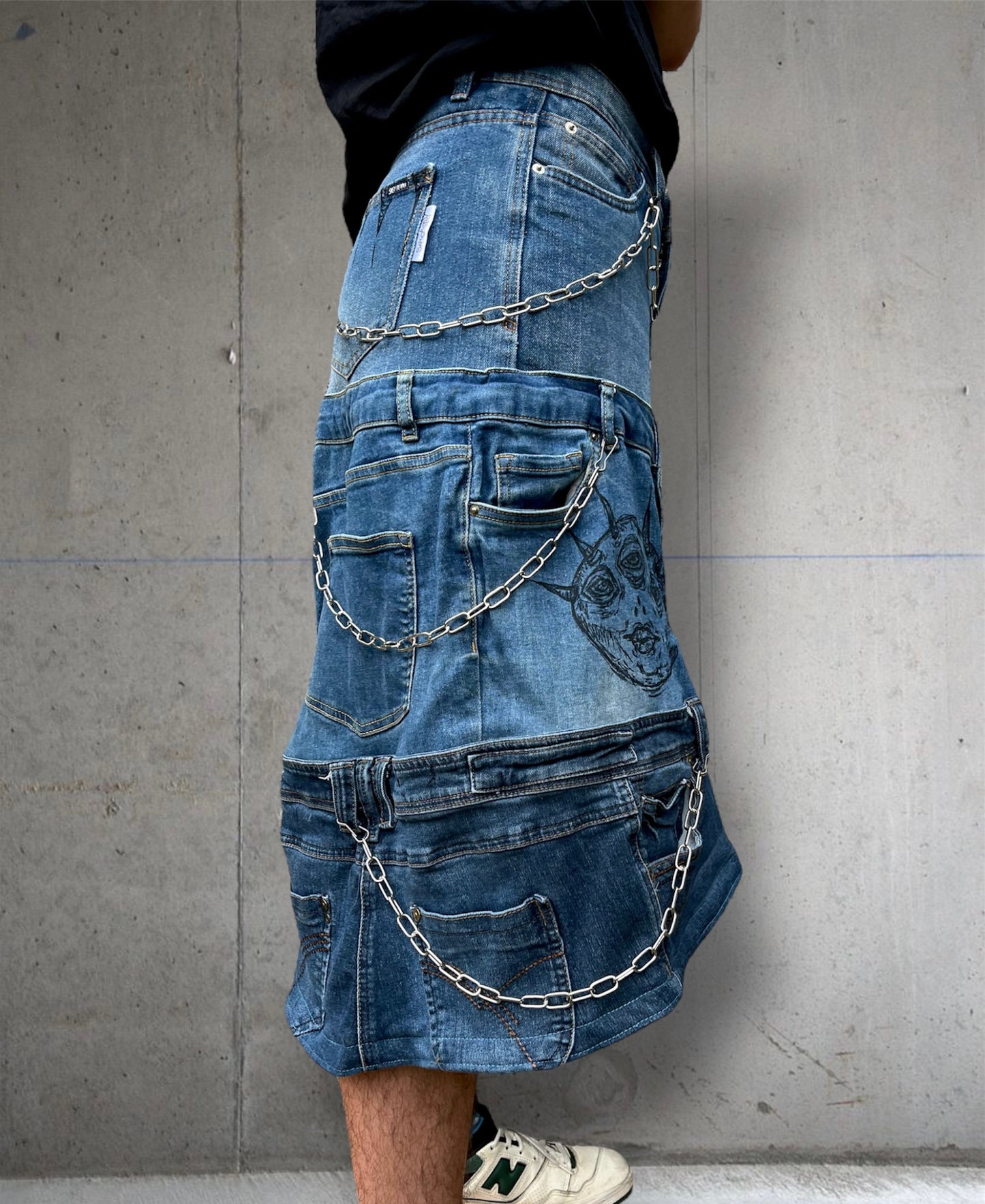 Baggy mid calf jeans with chains and drawings