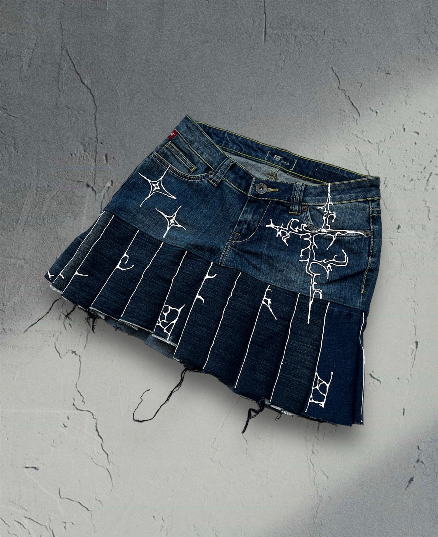 Pleated denim skirt with 3D art