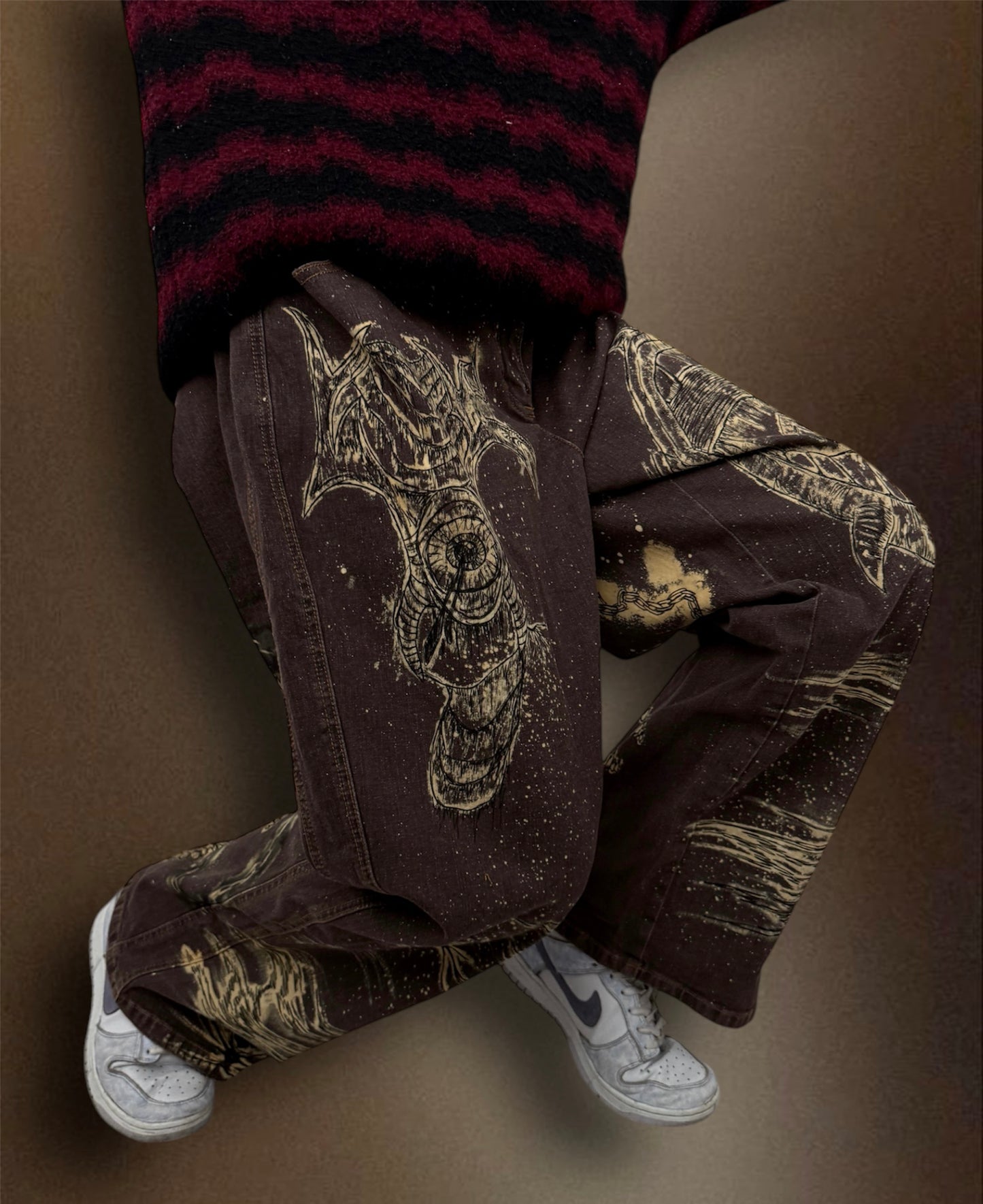 “Teeth chains” bleached brown trousers