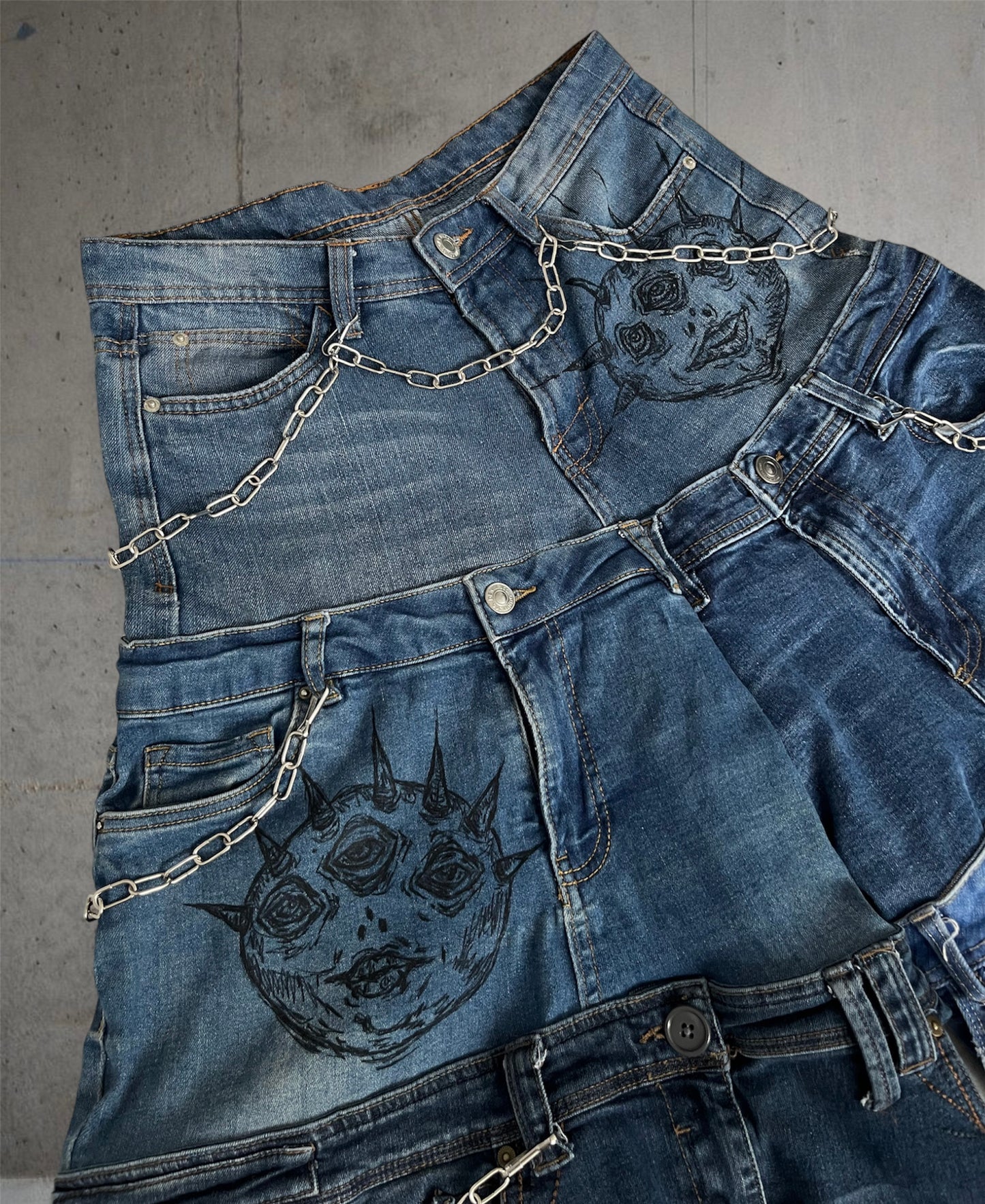 Baggy mid calf jeans with chains and drawings