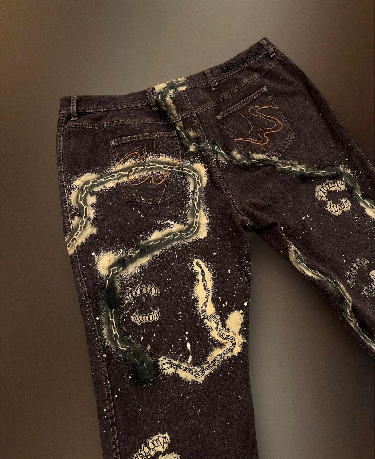 “Teeth chains” bleached brown trousers