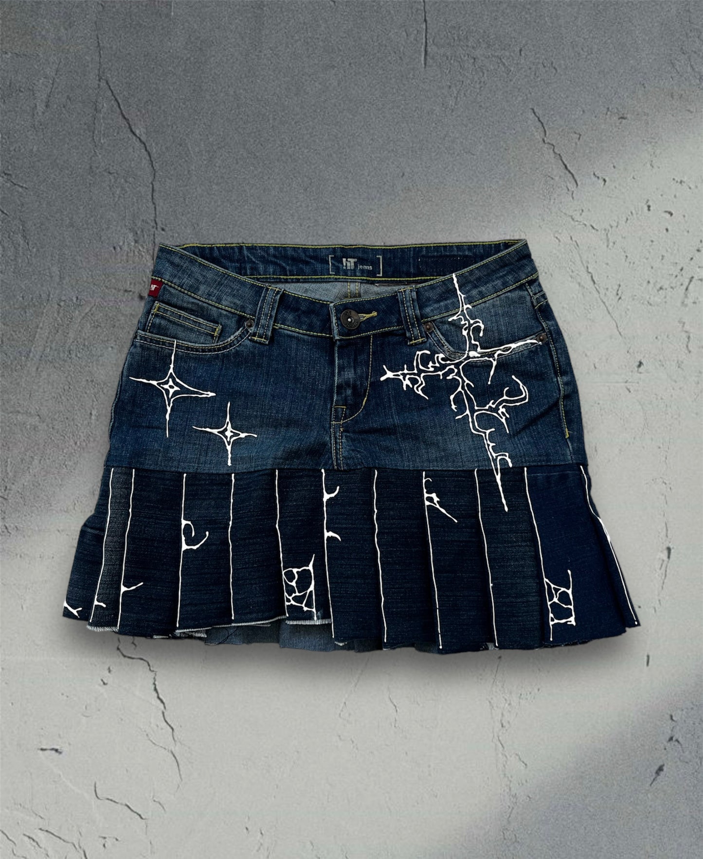Pleated denim skirt with 3D art