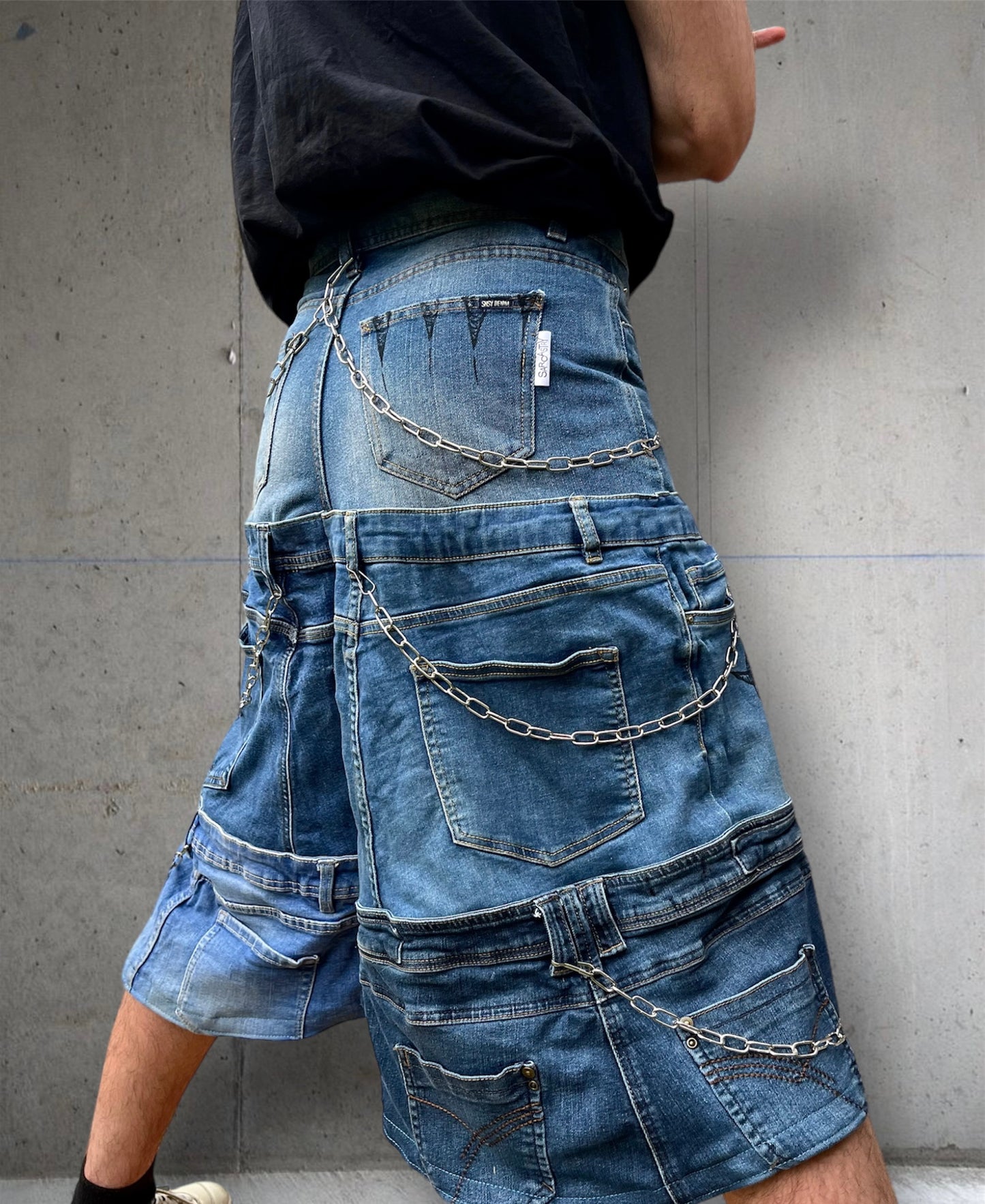 Baggy mid calf jeans with chains and drawings