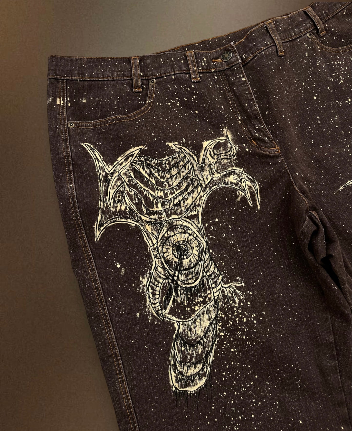 “Teeth chains” bleached brown trousers