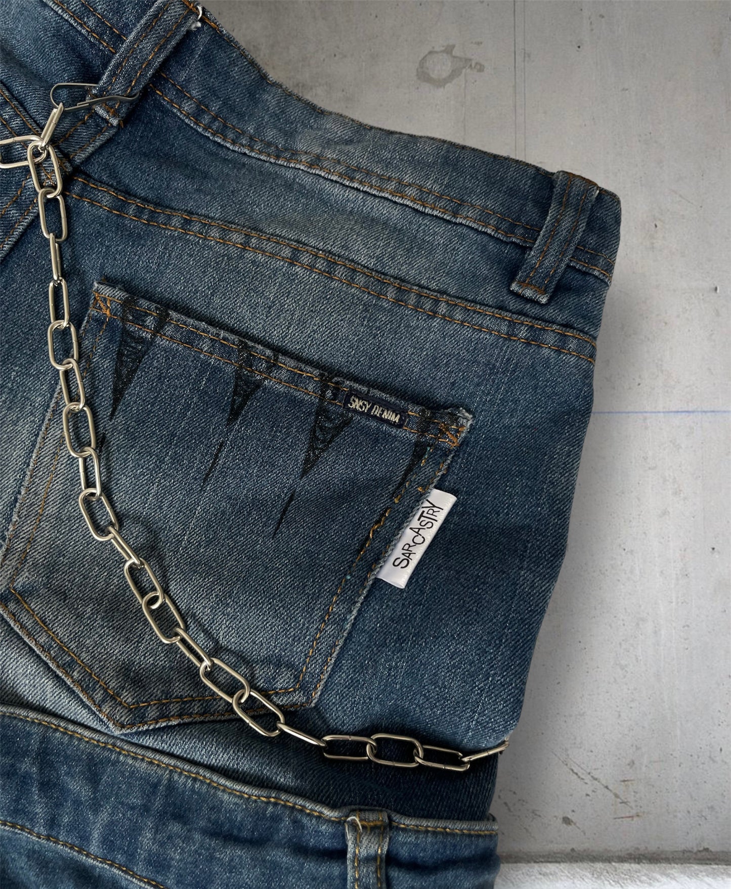 Baggy mid calf jeans with chains and drawings